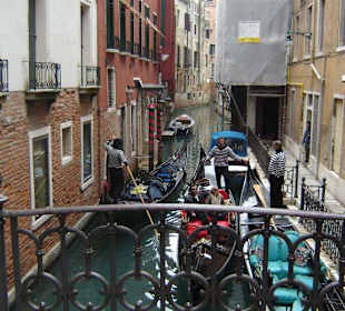 Manchmal geht es eng zu in den Kanälen