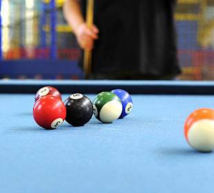 Billard Spiel für die größeren Gäste