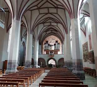 Blick in das Kirchenschiff und auf die Orgel
