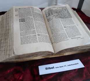 Historische Bibel in der Kirche