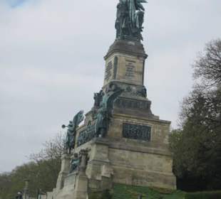 Am Denkmal am Niederwald