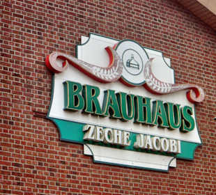 Das Logo des Brauhauses im Eingangsbereich