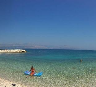 Strand gegenüber Hotel