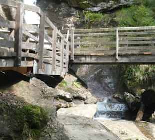 Blick zur Holzbrücke und zum Hochfall-Wasserfall