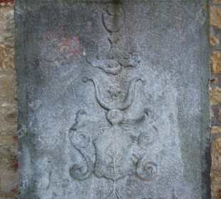 Epitaphe an der Außenwand