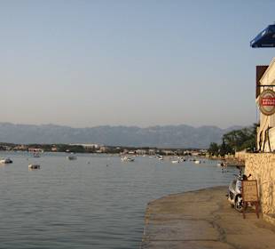 Außenansicht von der Uferpromenade aus