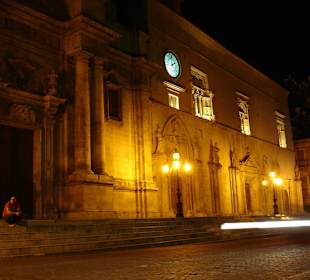 Altstadt von Sulmona bei Nacht