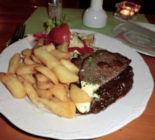 Wildhacksteaks mit Pommes