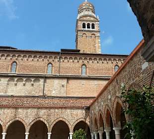 Kreuzgang neben der Kirche