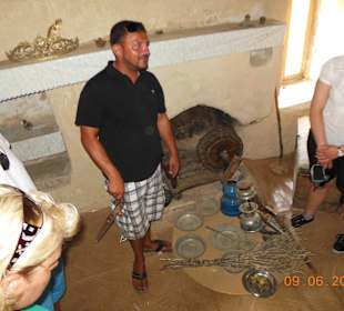 In einer alten Hütte von Einheimischen