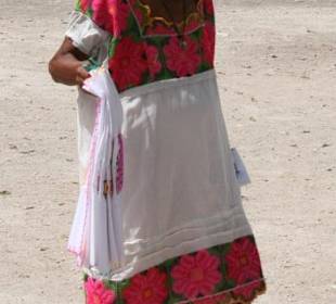 Alte Dame verkauft Taschentücher