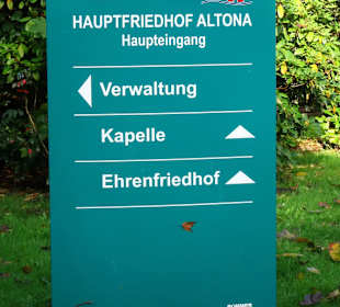 Wegweiser auf dem Friedhofsgelände