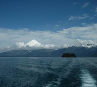 Озеро всех Святых с видом на вулкан Осорно.