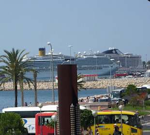 Hafen mit großen Kreuzfahrtschiffen