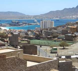 Weißer Strandabschnitt in Relation zur City