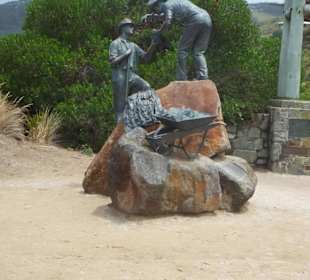 Pomnik żołnierzy na początku drogi.