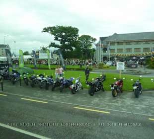 Blick aus dem fahrenden Reisebus auf das Bikefest