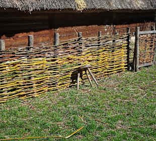 Bauweise eines Flechtzaunes im Freilandmuseum