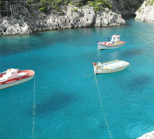 Klares warmes Wasser in kleiner Bucht