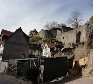 Blick von der Stadt auf die Burgmauer 