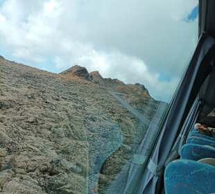 Blick auf erkaltete Lava