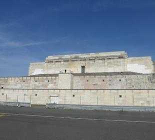 Bei der Zeppelinhaupttribüne am Zeppelinfeld