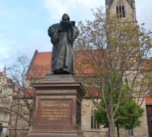 Martin Luther vor der Kaufmannskirche in Erfurt