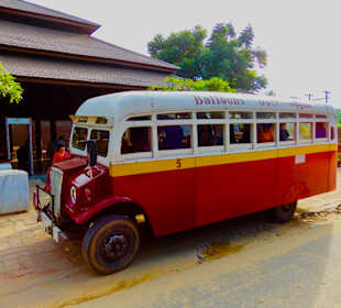 Zurück! Bus vor unserm Hotel
