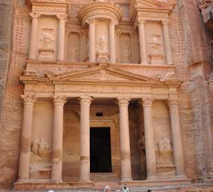 Vor dem berühmten Schatzhaus