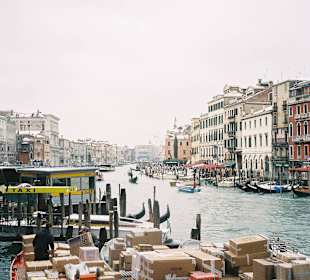 The busy Rialto bridge area