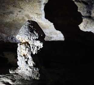 Stalagmiten werfen lustige Schatten