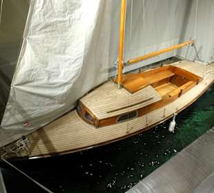 Ein komplettes Segelboot im Wasser