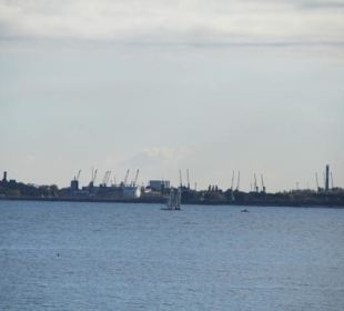 Stocznia Gdańska widziana z plaży w Sopocie 