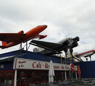 Flugzeuge über den Dächern des Museums 