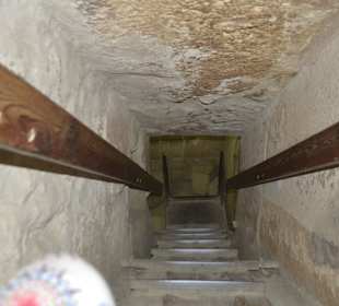 Abstieg in die Pyramide