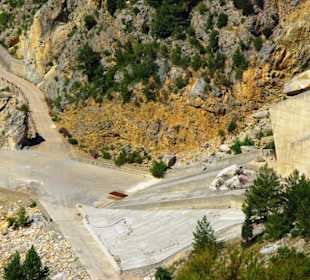 Der Staudamm selbst in voller Pracht