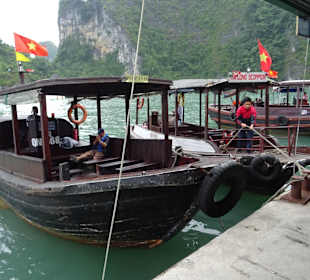 Beiboote der Kreuzfahrtschiffe warten auf Gäste