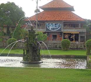 Springbrunnen vor der Versammlungshalle