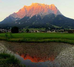 Das Zugspitzmassiv bei Sonnenuntergang