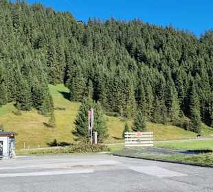 Der große Parkplatz im Winter zu klein