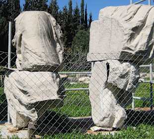 Teile der riesigen Apollo-Sitzstatue