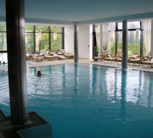 Der Innenpool des Hotels Interconti Berchtesgaden