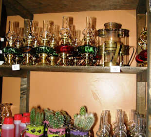 В магазинчике кафе - везде гасовые лампы