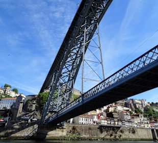 Unter der Brücke „Dom Luis I“