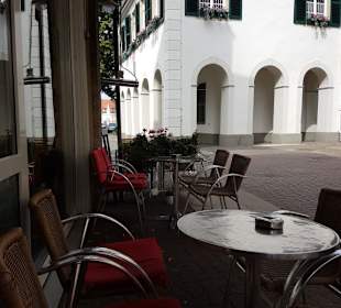 Bei Kälte Heizstrahler über den Köpfen