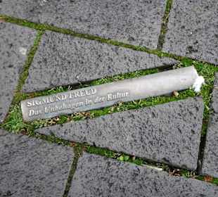 Buchrücken im Pflaster vor dem Rathaus