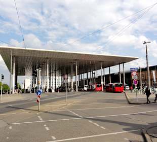 Die Vorhalle des Bahnhofs