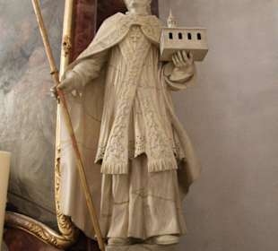 Heiligenfiguren am Seitenaltar