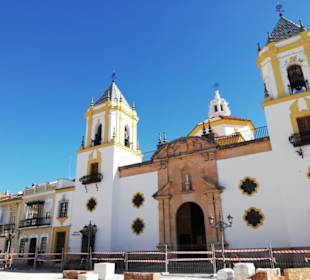 Kirche in der Seitenstraße /Einkaufsstraße