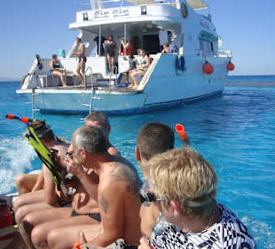 Mit dem Schlauchboot zum Riff